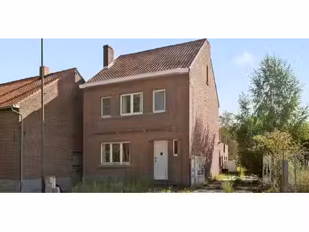 maison semi-ouverte avec grand jardin  garage et beau potentiel de rénovation à zoutleeuw