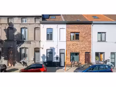 perfect gelegen totaal gerenoveerde gezinswoning met 4 slaapkamers in gent