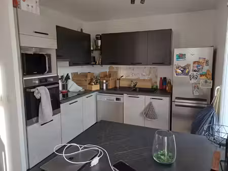 duplex de type f3 avec balcon est parking situé dans une rés
