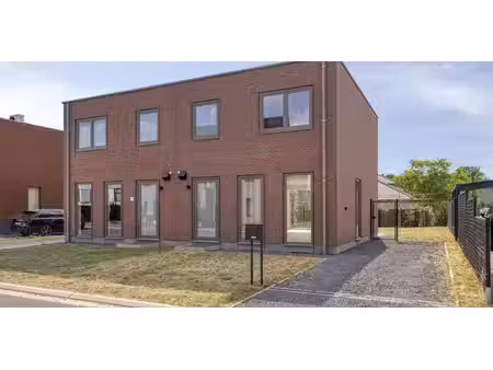 maison à louer à peer pour € 1.300 avec 3 chambres à coucher