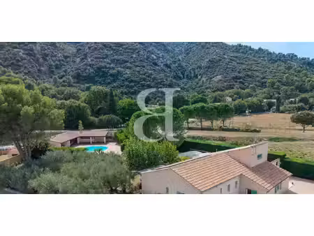 villa avec piscine et terrasse maubec (84)