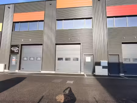 local pro avec bureaux et cuisine a louer