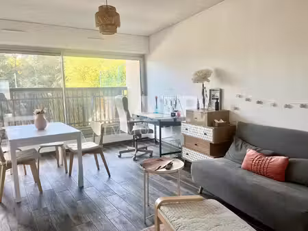 appartement t2 avec balcon  cave et parking privatif - ref 15733
