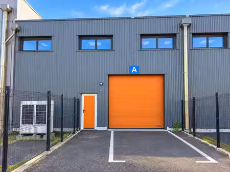 local d'activité 199 52 m2 stockage  bureaux et 3 parkings