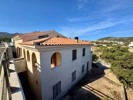 l’île-rousse – maison 5 pièces  3 niveaux avec terrasses  jardin et vastes garages – centr