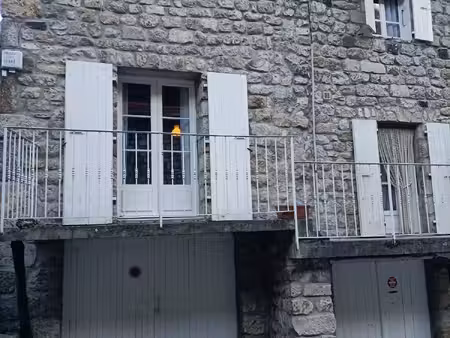 belle maison de village touristique en pierre