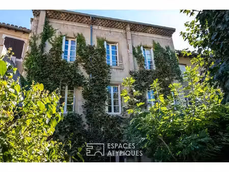 maison en coeur de ville avec jardin arboré et garage