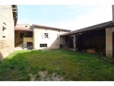 grand corps de ferme maison et dépendances