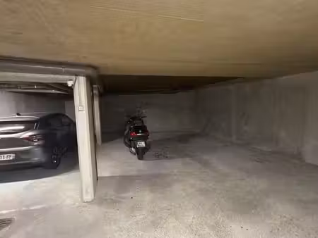 a vendre grande place 25m² : une voiture + 2 roues -paris 20ème