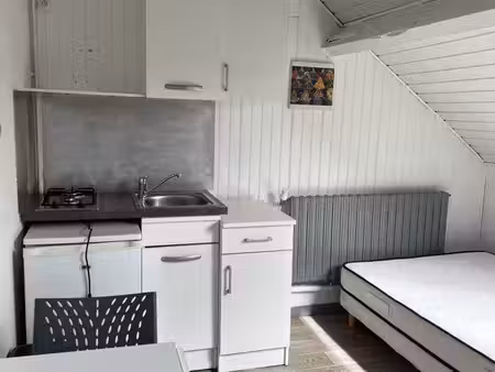 appartement meublé en soupente  calme et idéalement situé à deux pas de la faculté de droi