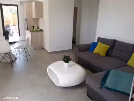 appartement t3 occupant le rez-de-jardin avec stationnement privé