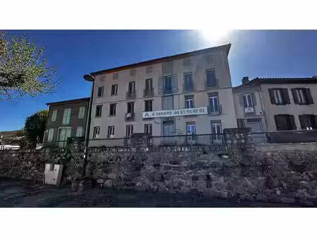 immeuble de rapport en plein centre d'un village touristique