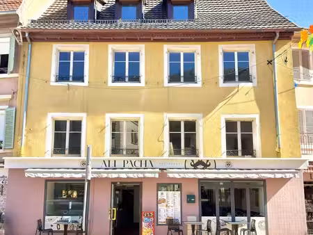 immeuble de rapport à rénover comprenant 4 à 6 appartements et un local commercial loué