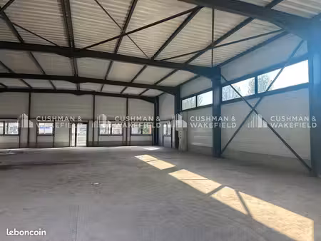 local 780 m²