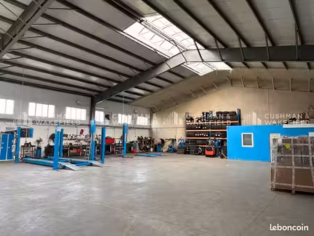 local 1 000 m²