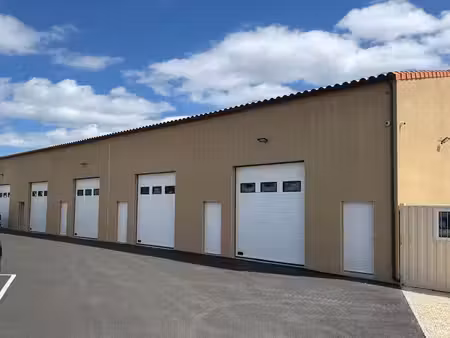 box / hangar / entrepôt