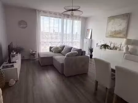 appartement t3 avec balcon - parking et cave - sens