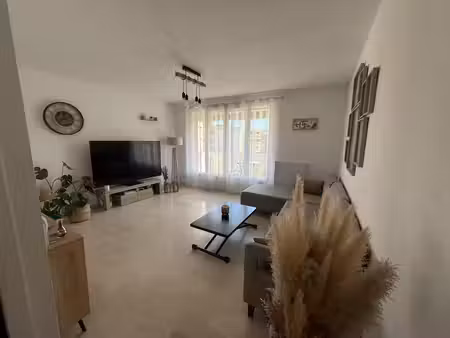 à louer – spacieux t3 traversant avec balcon  loggia et cave – résidence les romarins.