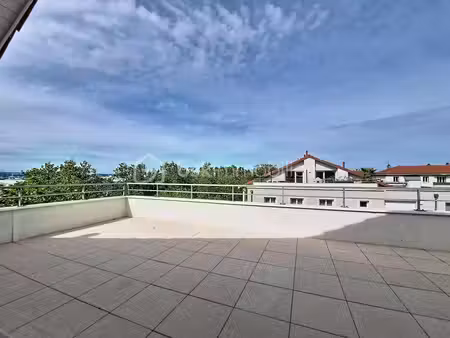beau rooftop avec grande terrasse  appartement duplex 4 pièces en dernier étage  récent av