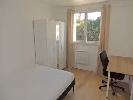 la tronche  proche c.h.u - chambre meublée de 10 m² (colocation)