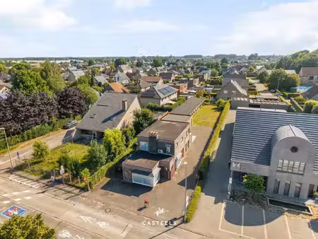 woning met ruim werkatelier op 1.009 m² in centrum lochristi