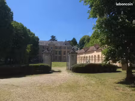 app f3 100m2 dans château avec terrasse