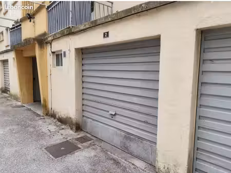 garage à louer dans résidence fermée avec badge pour ouverture du portail à partir du 11 o