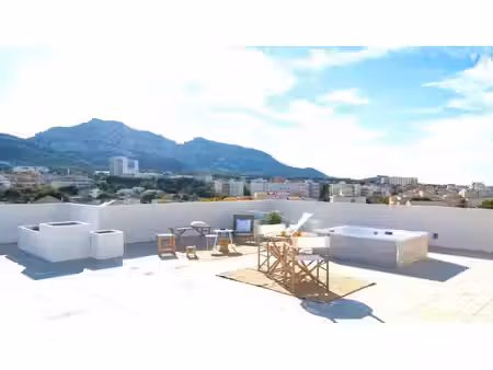 vieille chapelle : t4 de 110 m² dont trois chambres + terrasse de 160 m² + double box-gara