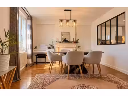 située à mériel  cette maison familiale offre une distribution fonctionnelle ainsi qu’un b