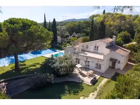 villa de luxe à vendre dans le quartier pibonson-les faisses-ranguin