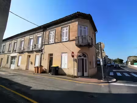 élégant immeuble 8 pièces avec balcon à saint-denis-de-pile