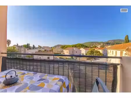 hyères secteur gare t2 de 53 m2 avec balcon  cave et pla