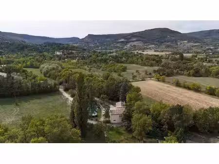 ardèche. chomérac. une propriété rare dans un écrin de verdure.