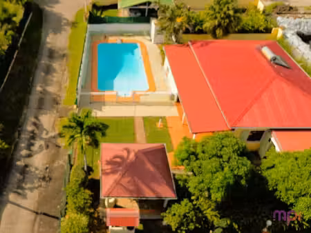 rare au diamant - maison avec piscine sécurisée  plage à 5 m