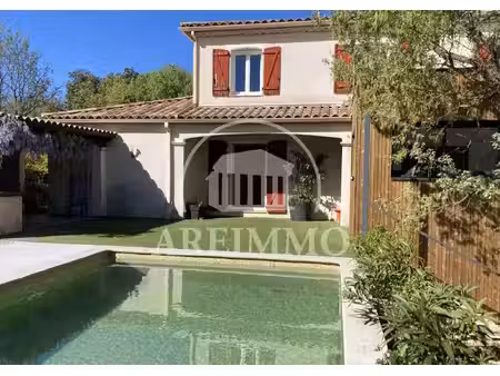 maison d'environ 164 m² en r+1 nichée sur une parcelle de 1021