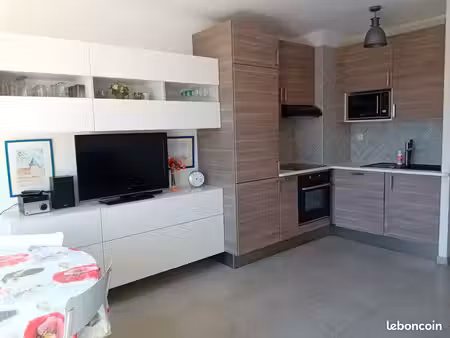 studio meuble avec terrasse - place de parking - piscine et gardien