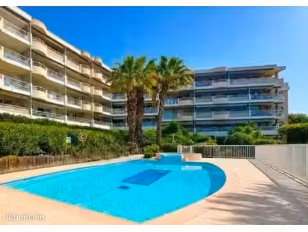 grand studio en rez de jardin avec piscine