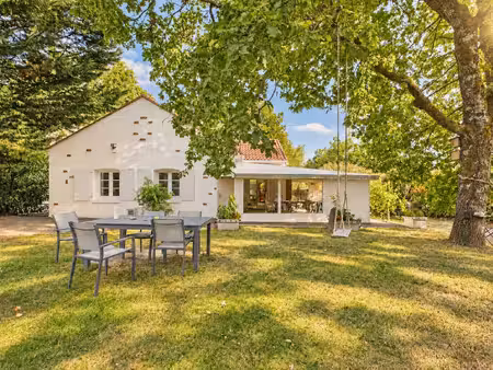 maison familiale de caractère  vaste véranda et jardin paysager piscinable