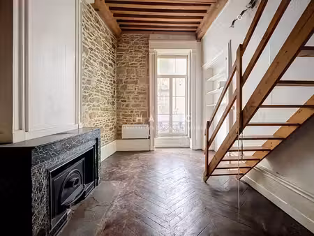 charmant t2 avec mezzanine au cœur des terreaux