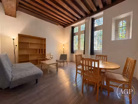 appartement t2 avec colombages et vitraux - centre-ville - place du châtelet