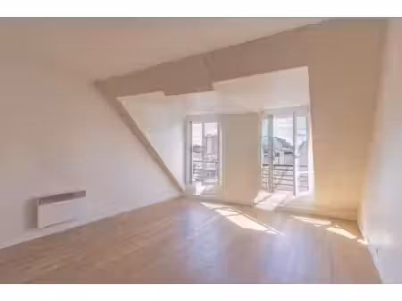 paris 3 - haut marais - studio clair et calme vue degagee