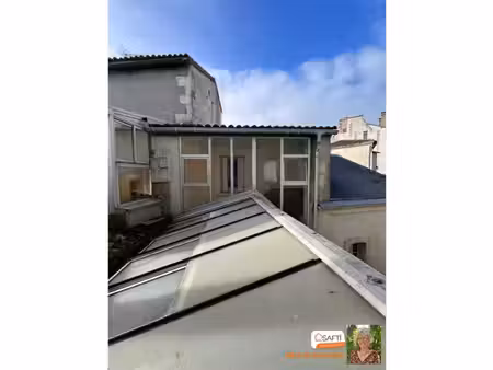face au château  maison et local commercial