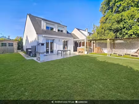 maison rénovée avec trois chambres  bureau  jardin et jacuzzi.