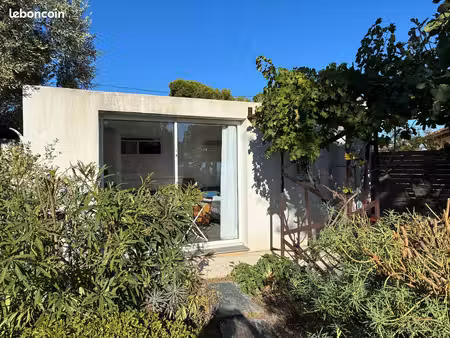 studio meuble avec terrasse vue mer dans jardin paysager