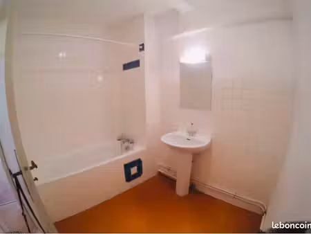 appartement t2  65 m²  sans extérieur  une chambre  au calme à 200m du centre ville