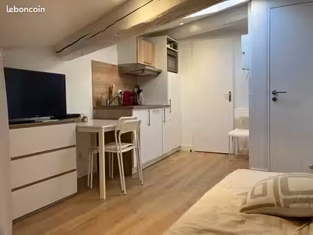 studio mansardé meublé tout équipé en plein centre de st genis laval et au pied des commer