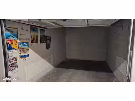 grand garage dans résidence sécurisée