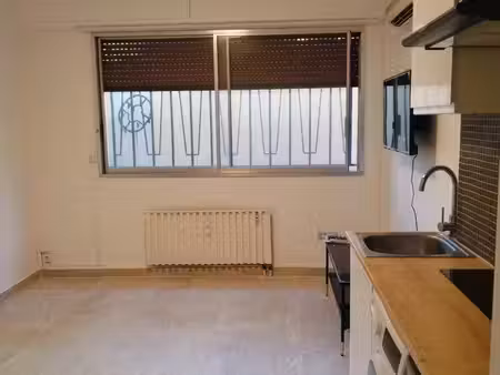 loue studio meublé à l’année