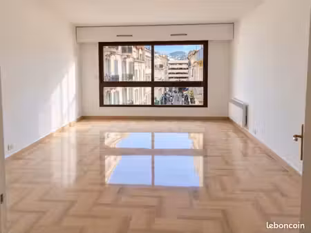 cannes gray d’albion – grand studio 34 m² – bail société possible