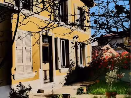 appartement rénové de 2 chambres avec souplex et espace extérieurs – rez-de-chaussée d’une